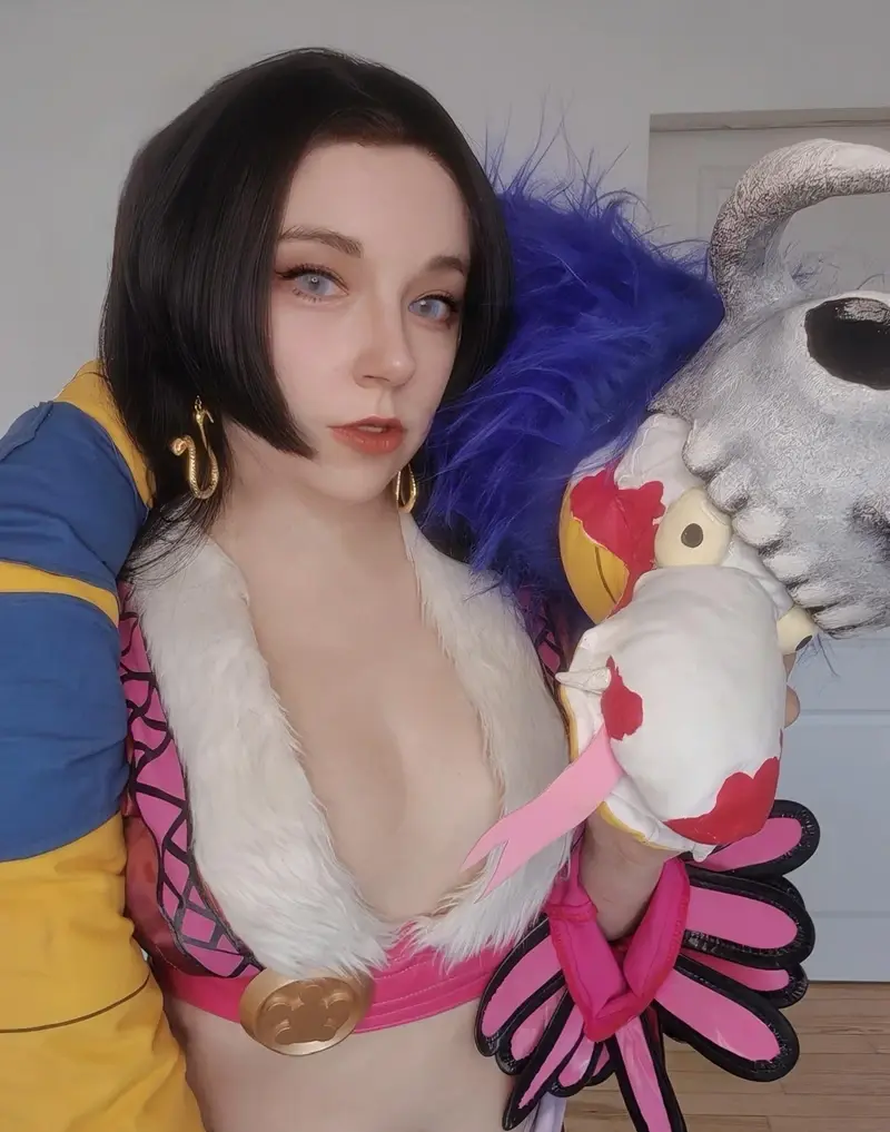 Ảnh Boa Hancock cosplay nóng bỏng mê hoặc