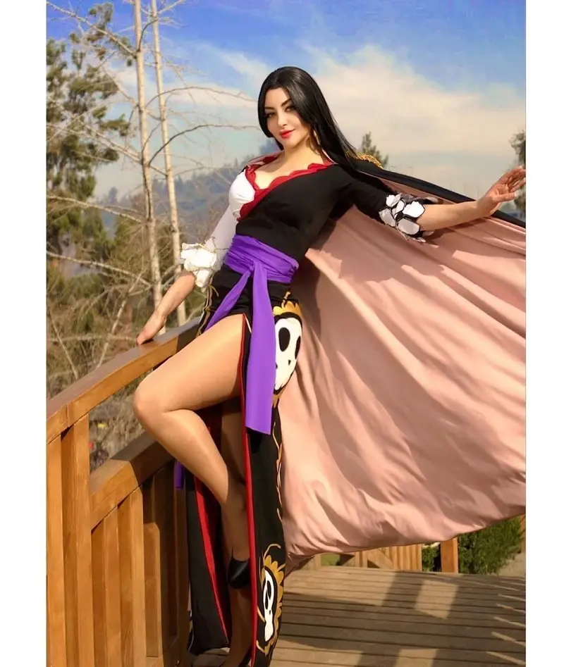 Ảnh Boa Hancock cosplay quyến rũ cuốn hút