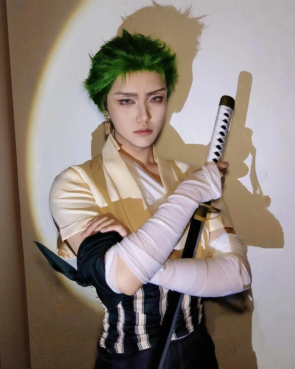 Ảnh cosplay One Piece tạo dáng linh hoạt đầy cuốn hút