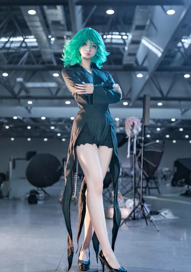 Cosplay Tatsumaki pose chiến đấu với hiệu ứng năng lượng
