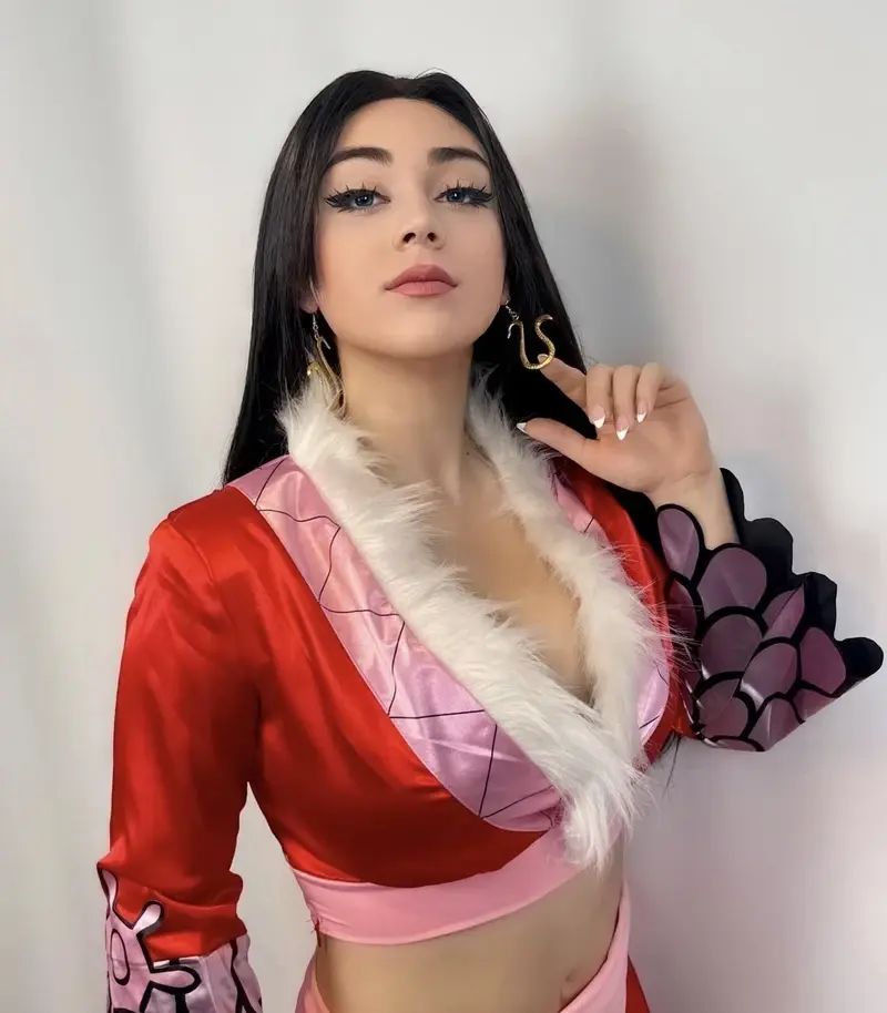 Hình cosplay Boa Hancock sexy thanh thoát nóng bỏng