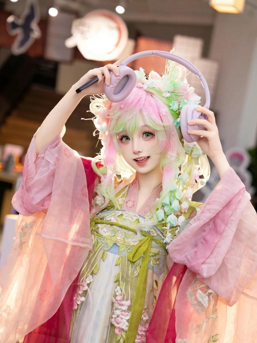 Mitsuri cosplay hấp dẫn với biểu cảm dễ thương