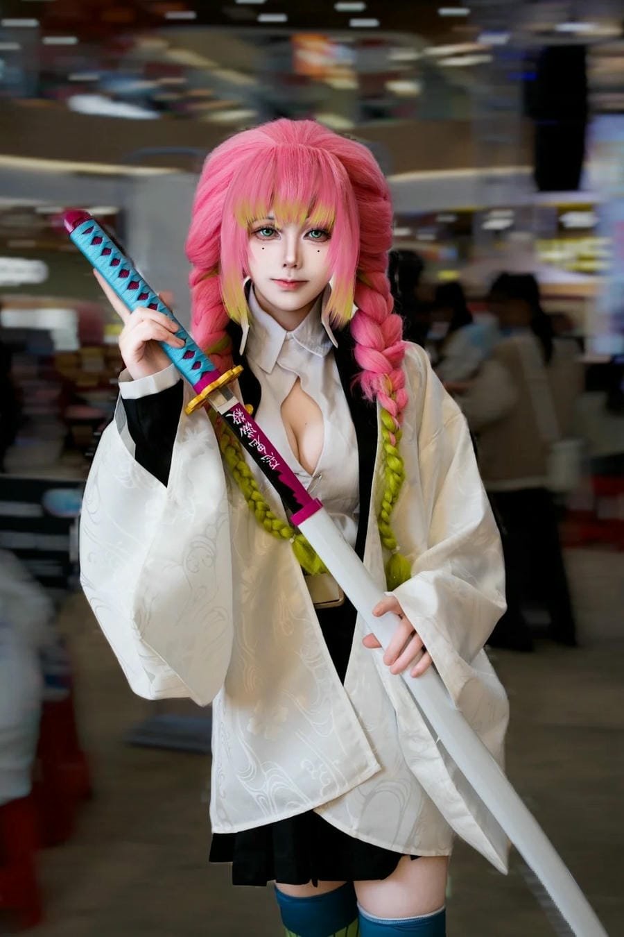 Mitsuri ngoài đời thật đẹp đến bất ngờ