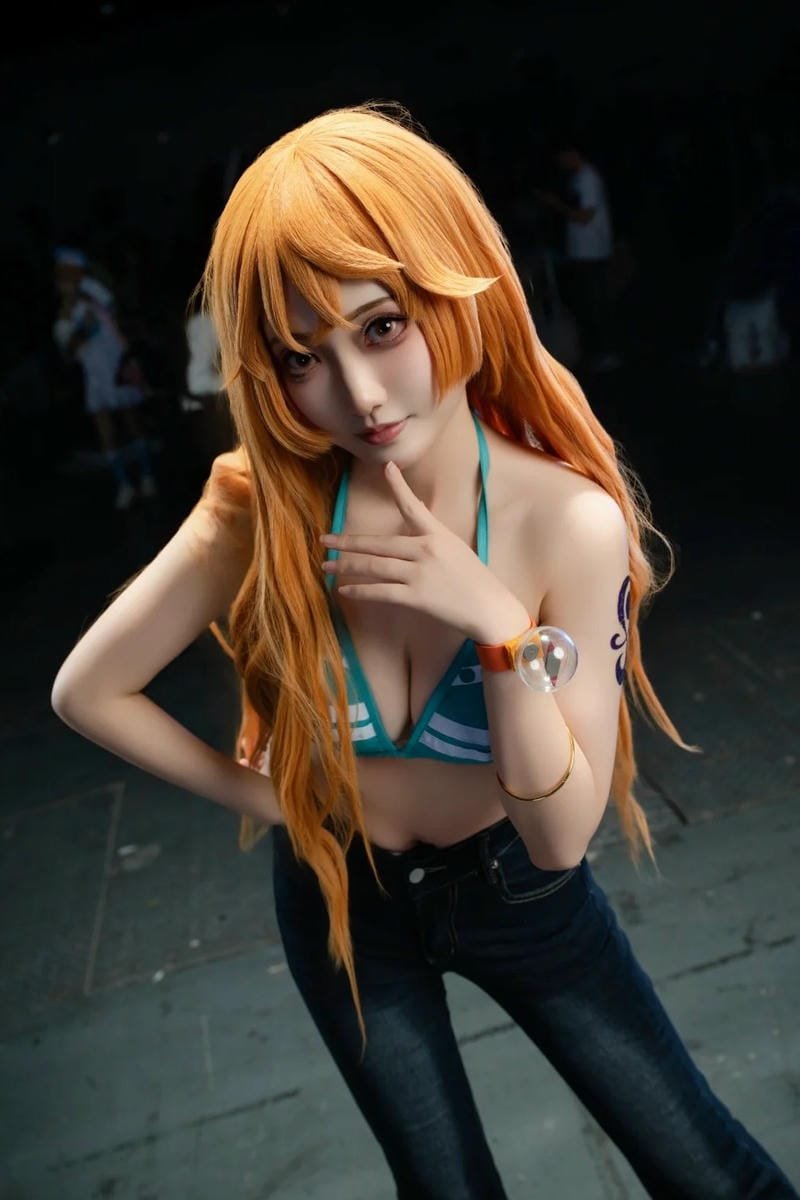 Nami cosplay váy cam nổi bật mùa lễ hội