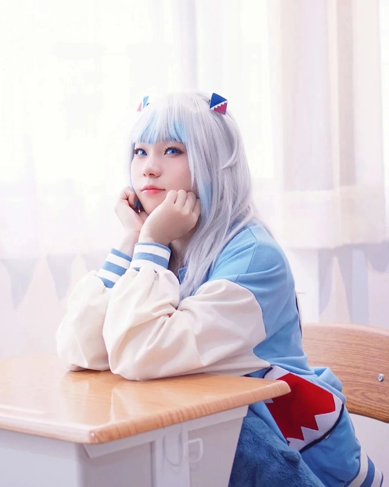 Nhân vật Gawr Gura cosplay với thần thái vui tươi