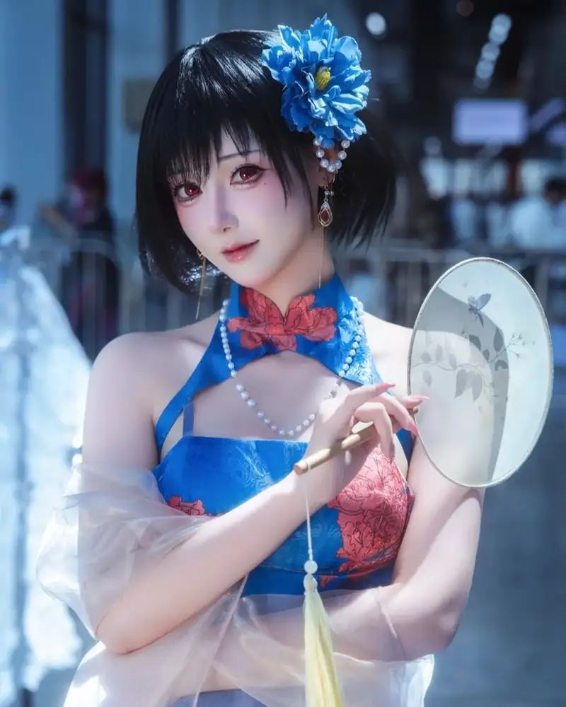 Nhân vật anime nữ cosplay với thần thái nổi bật