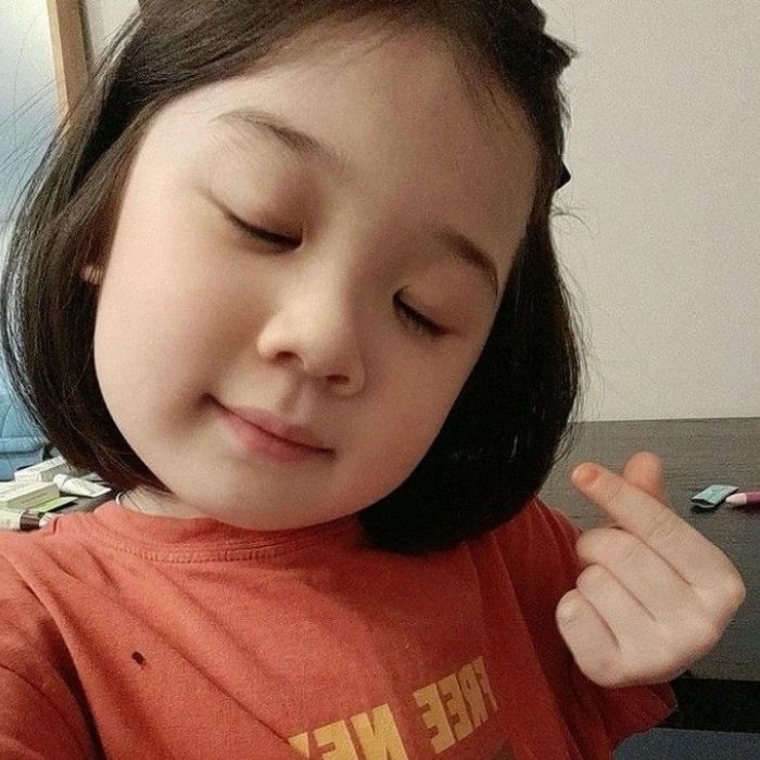 Nụ cười lan tỏa cùng meme thả tim