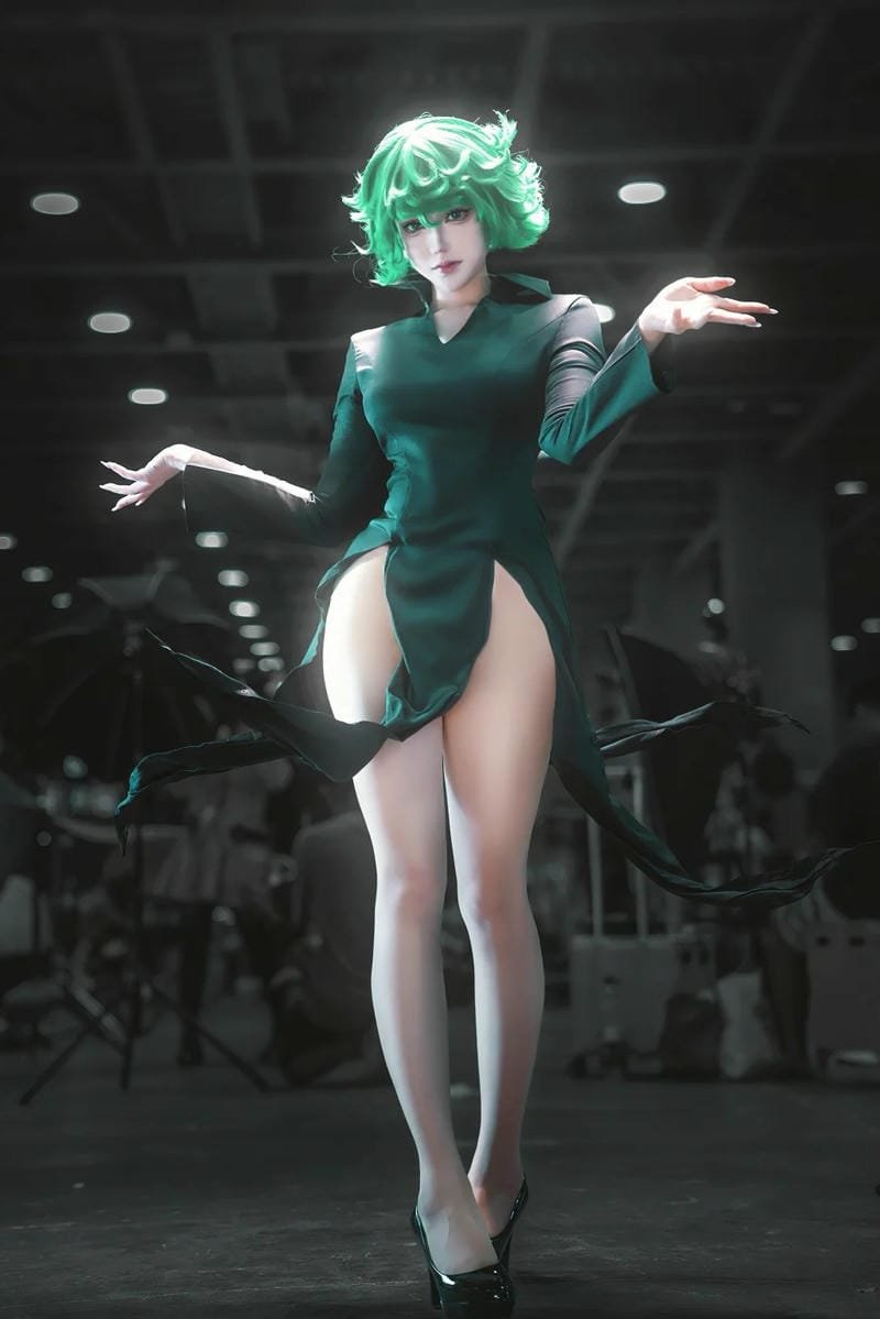 Pose Tatsumaki cosplay thể hiện sức mạnh telekinesis