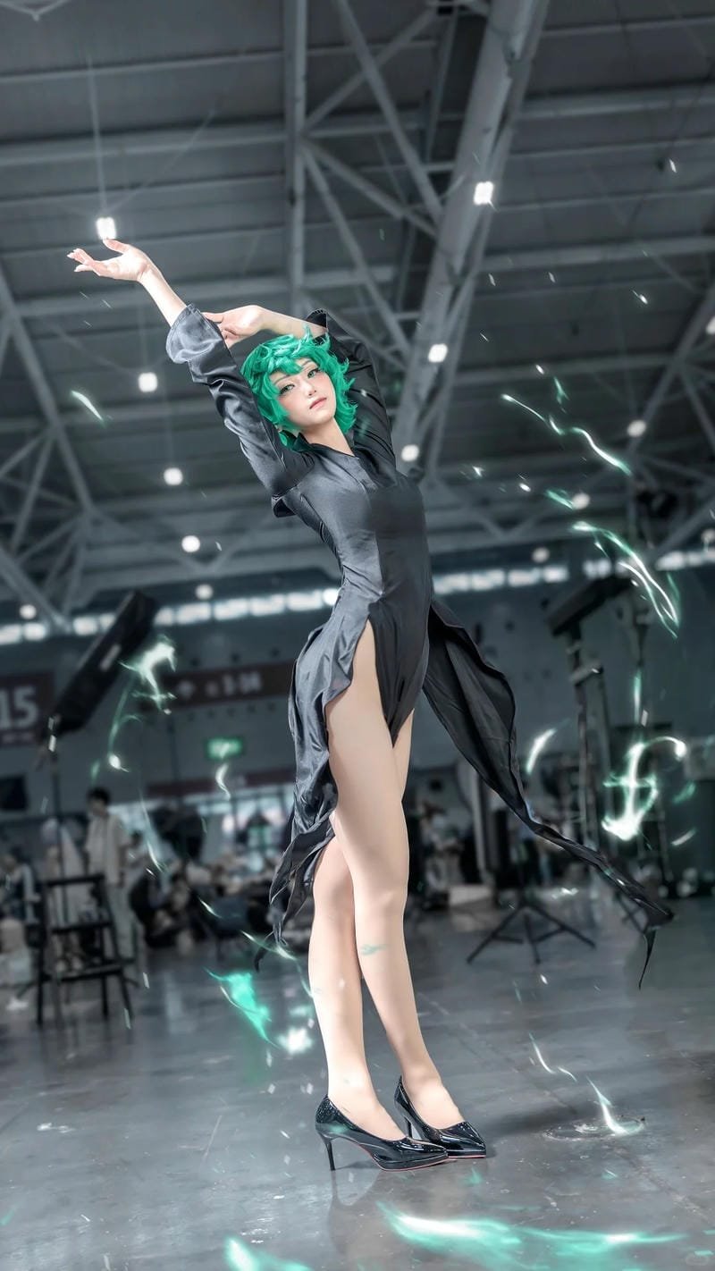 Tatsumaki cosplay tóc xanh, váy bay, pose hành động