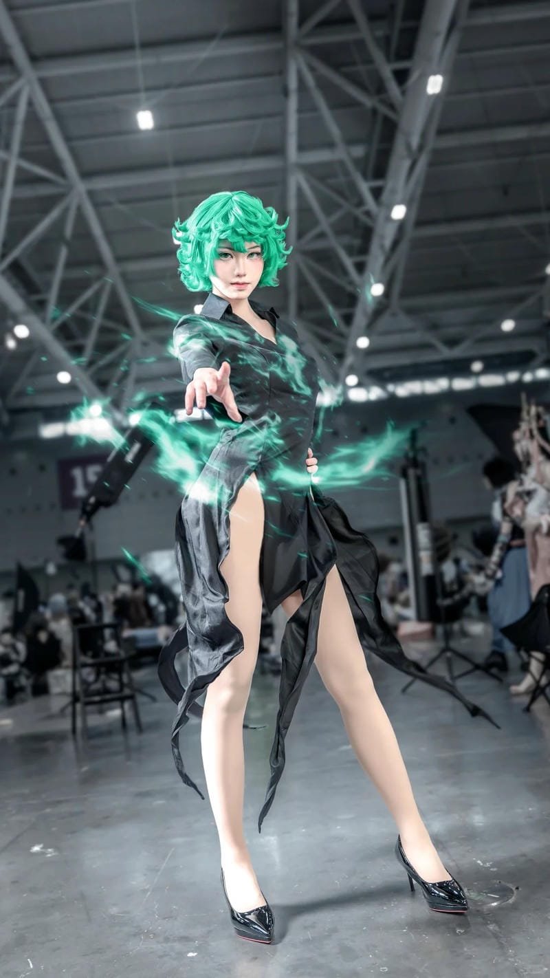 Tatsumaki cosplay váy xanh chuẩn manga, pose ấn tượng