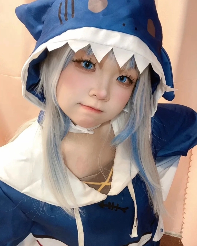 Trang phục Gawr Gura cosplay thể hiện phong cách riêng