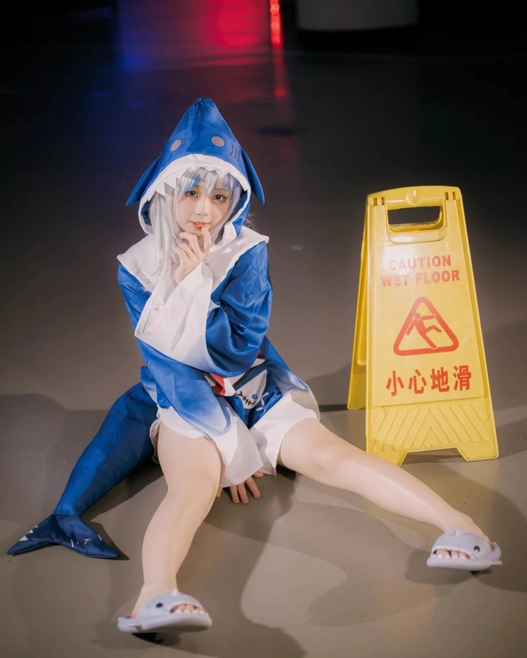 Yaoyaoqwq Gawr Gura cosplay biểu cảm sinh động và tinh nghịch