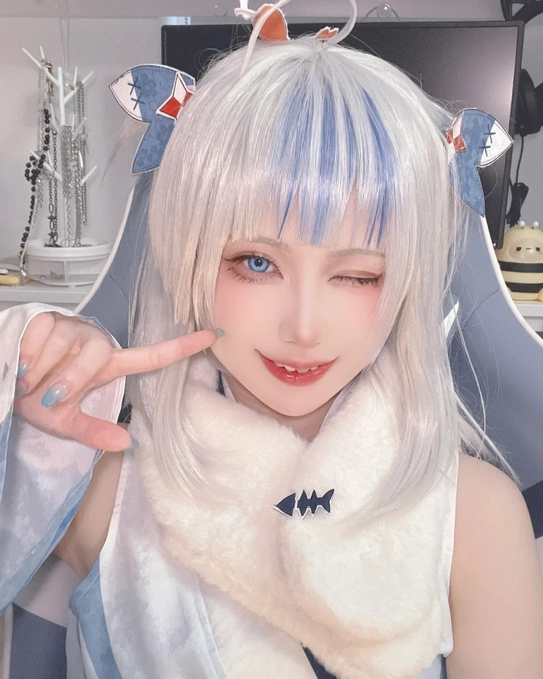 Yaoyaoqwq Gawr Gura cosplay tạo dáng linh hoạt và đáng yêu