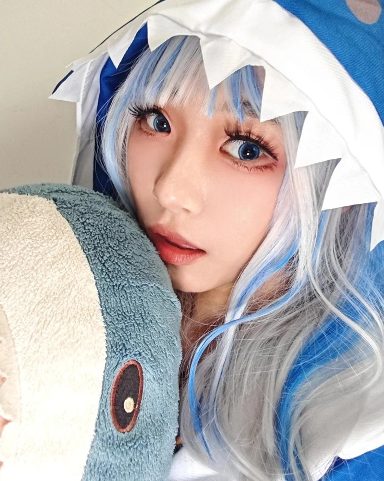 Yaoyaoqwq Gawr Gura cosplay thể hiện thần thái vui tươi riêng