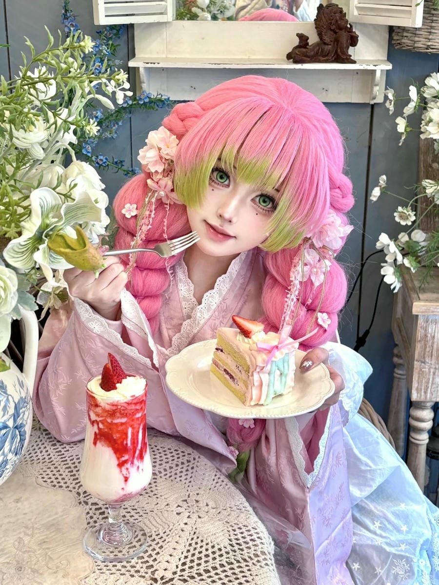 ảnh Mitsuri gợi cảm với ánh mắt quyến rũ