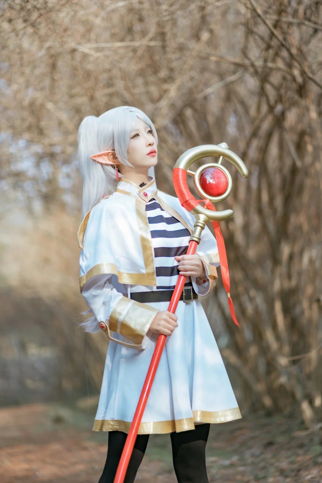 ảnh cosplay Frieren ánh sáng nhẹ nhàng