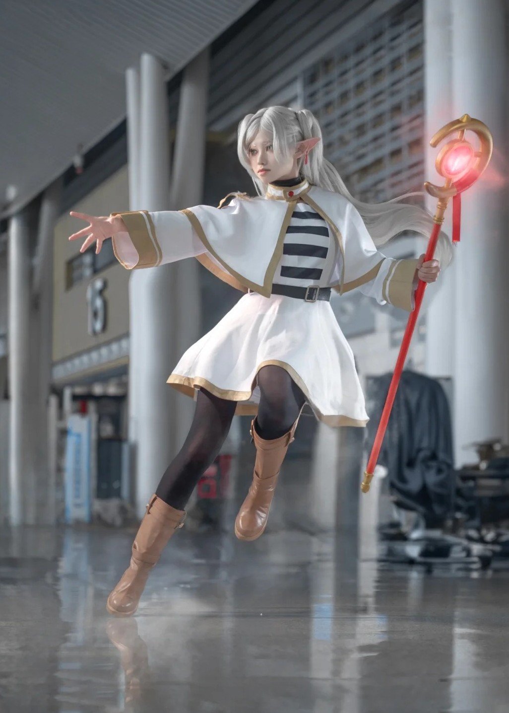 ảnh cosplay Frieren chụp góc rộng đẹp