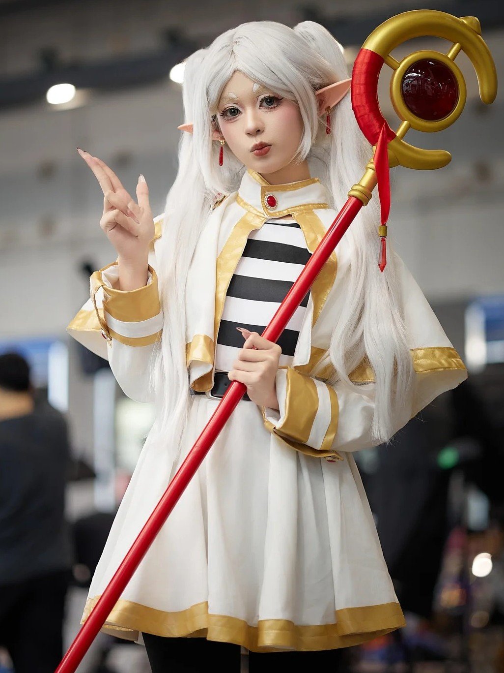 ảnh cosplay Frieren chụp tại sự kiện