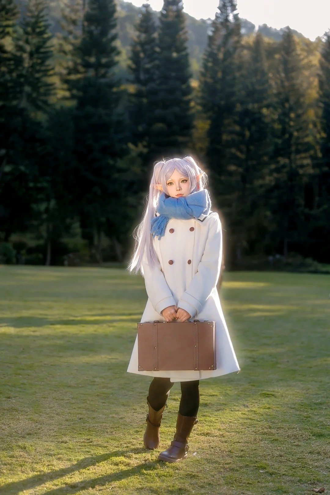 ảnh cosplay Frieren tạo dáng chuyên nghiệp