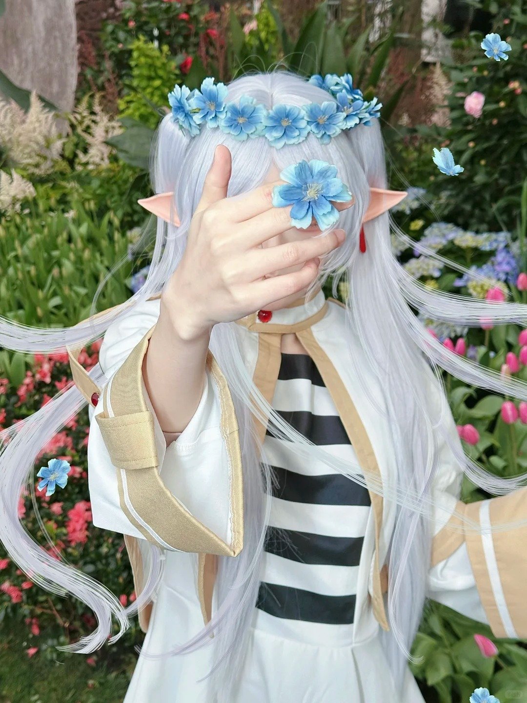 ảnh cosplay Frieren tóc trắng cực đẹp