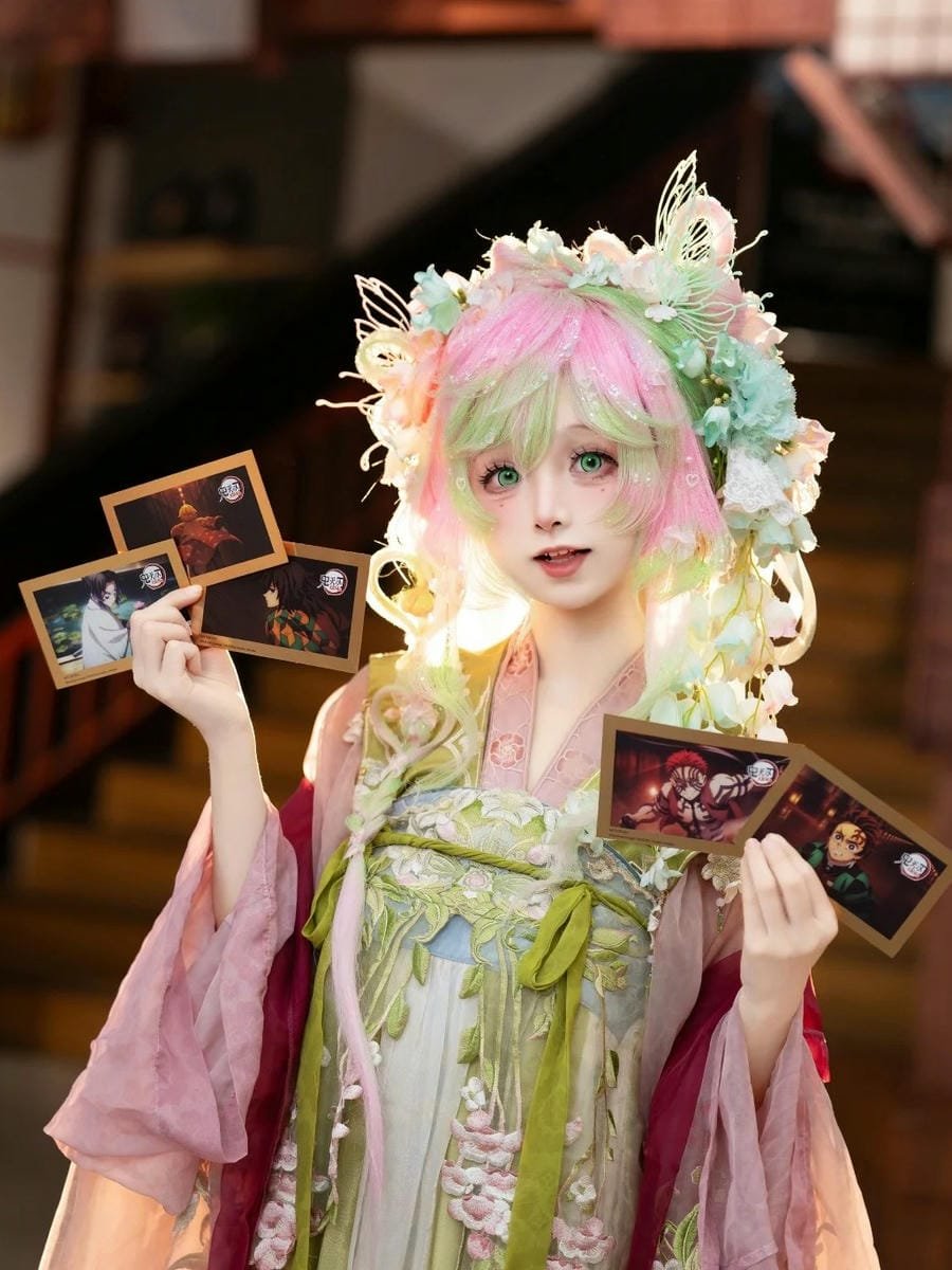 ảnh cosplay Mitsuri lung linh ánh sáng tự nhiên