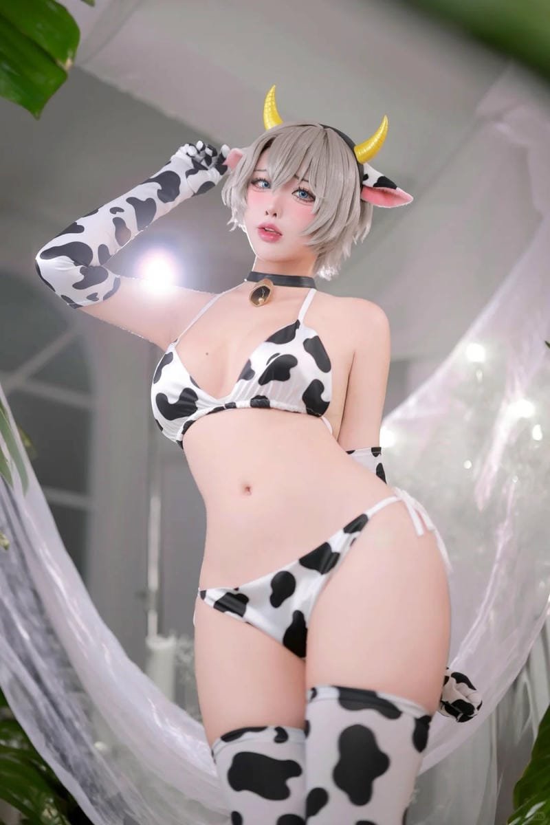 ảnh cosplay bò sữa ngộ nghĩnh mặc bikini
