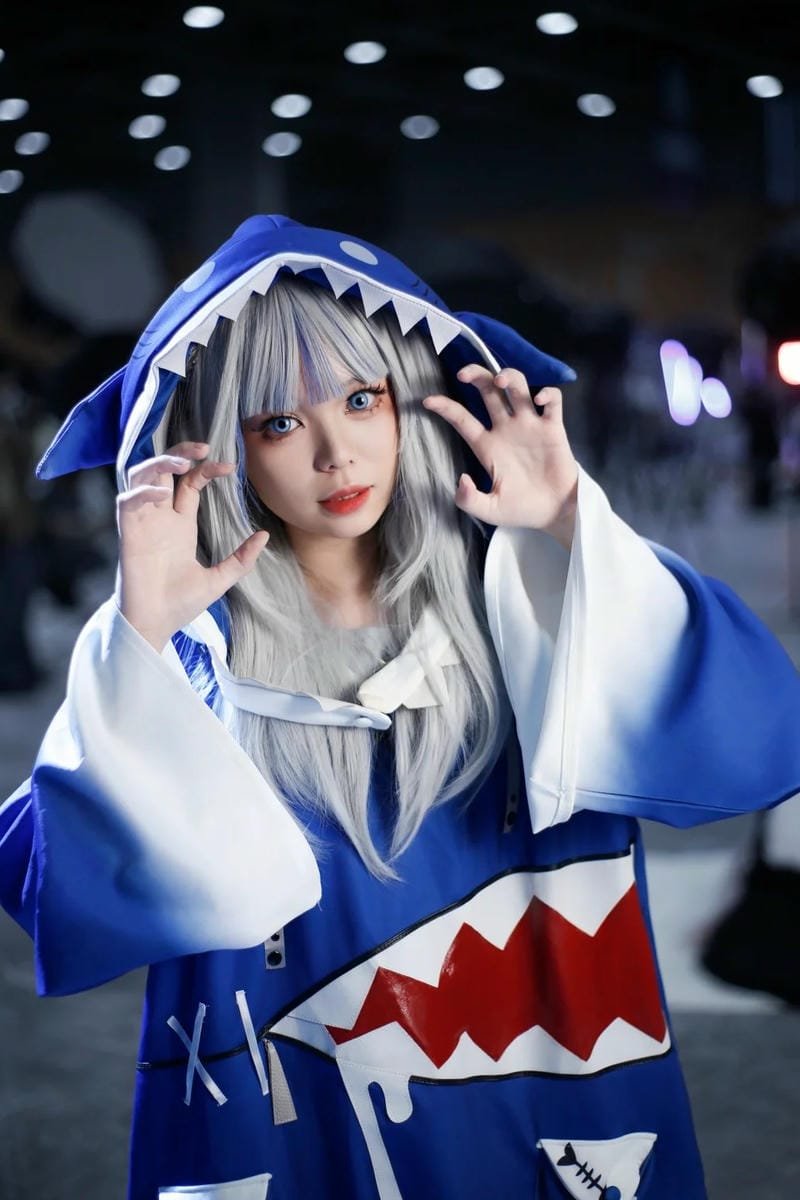 ảnh cosplay gawr gura ánh sáng tối mềm mại