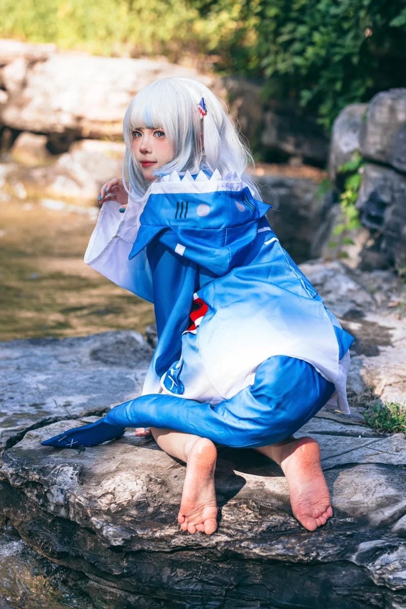 ảnh cosplay gawr gura phối màu xanh trắng