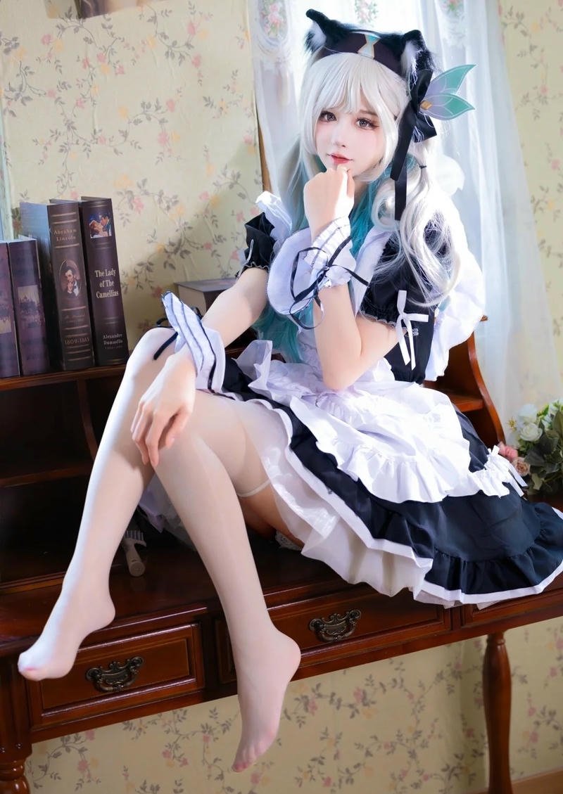 ảnh cosplay hầu gái chụp chân dung