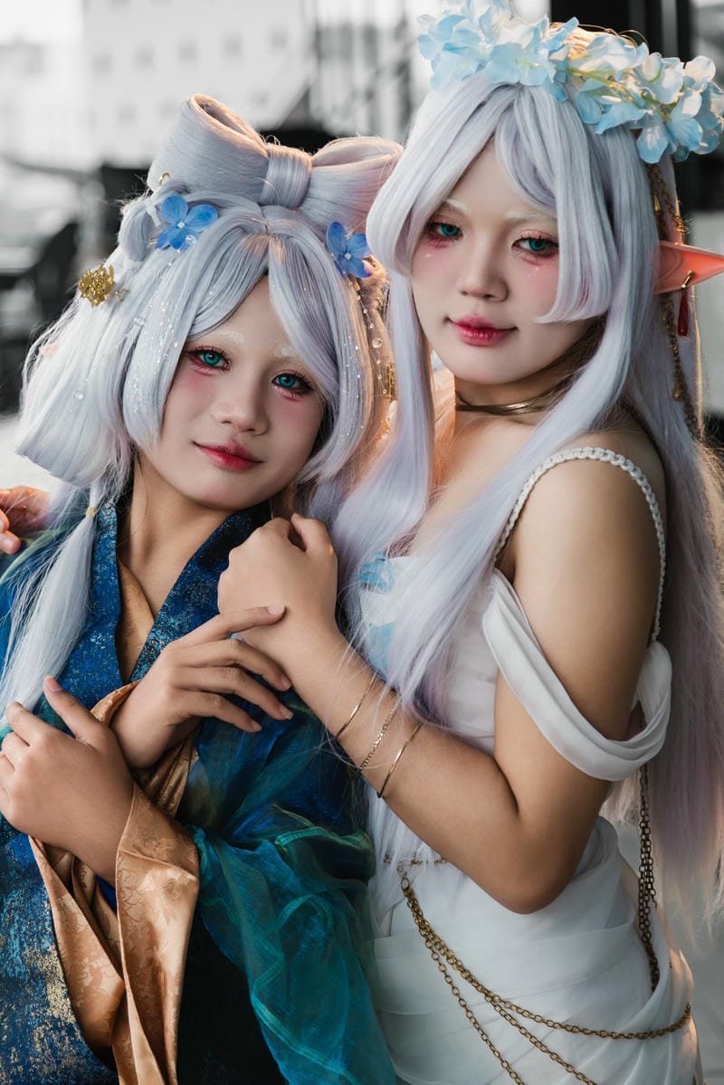 ảnh cosplay huyền bí trong ánh tối