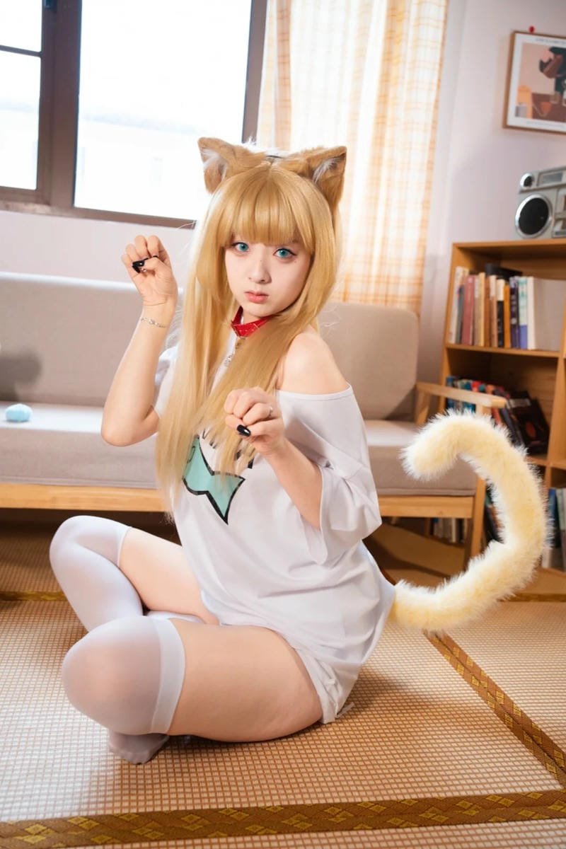 ảnh cosplay mèo mắt to long