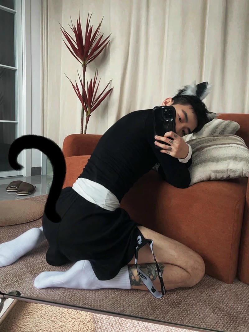 ảnh cosplay mèo nam trang phục đen