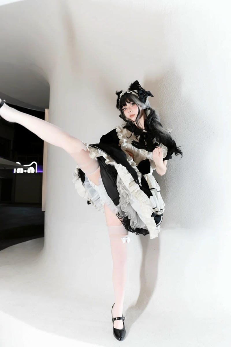 ảnh cosplay mèo ngồi pose cute