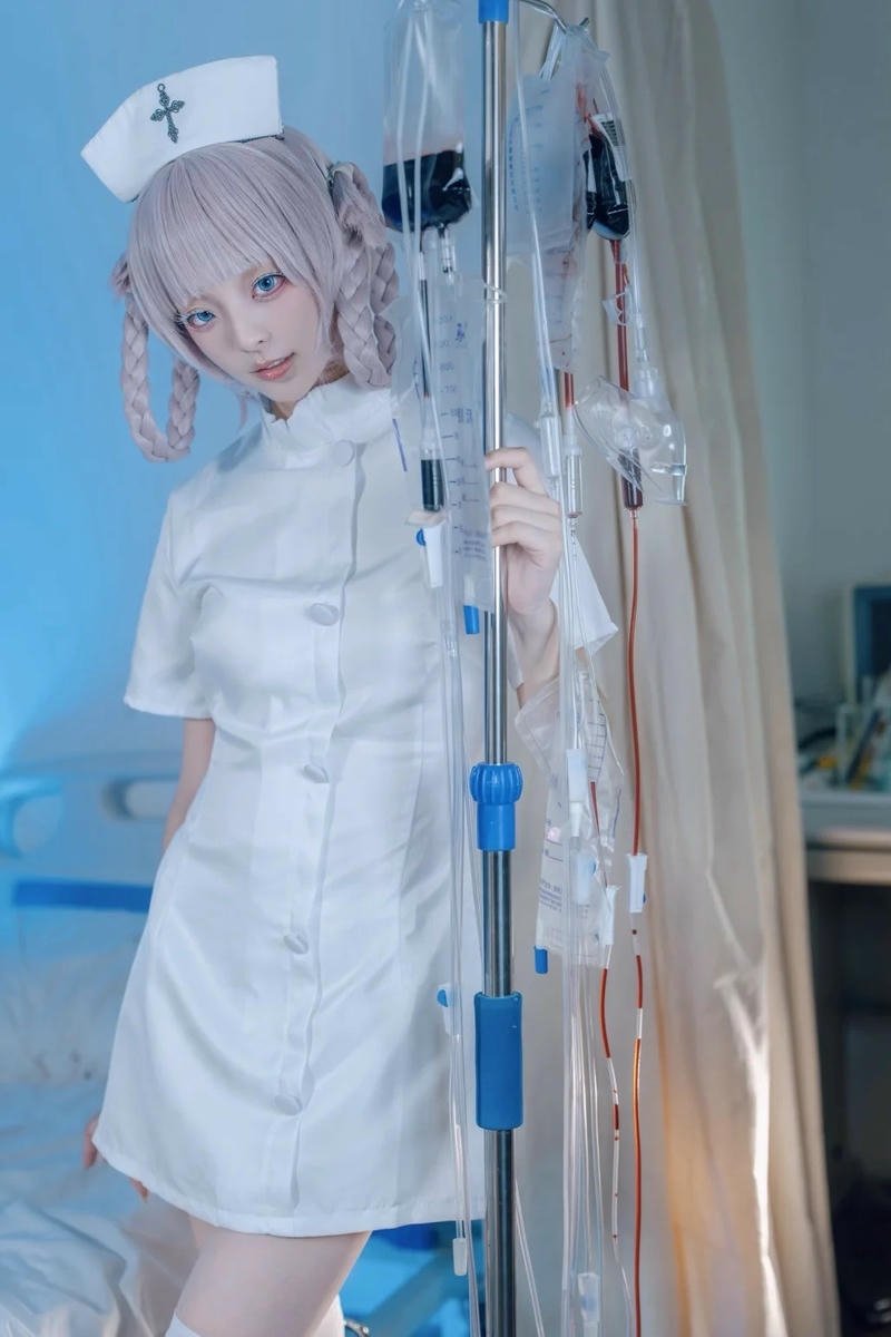 ảnh cosplay y tá ánh sáng đẹp