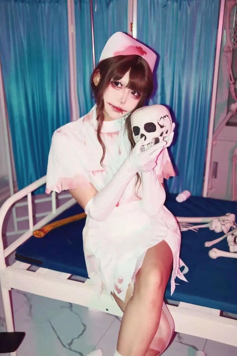 ảnh cosplay y tá năm 2025