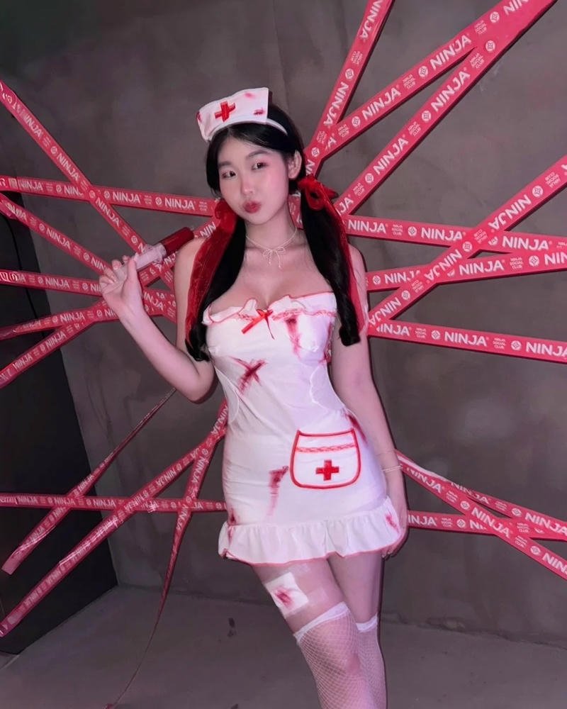 ảnh cosplay y tá phối màu đẹp