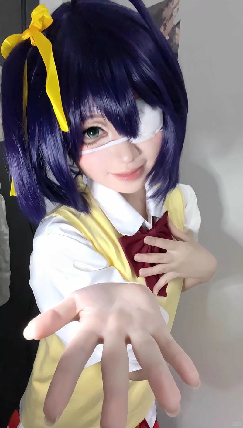 ảnh shinobu cosplay rực rỡ ngoài trời