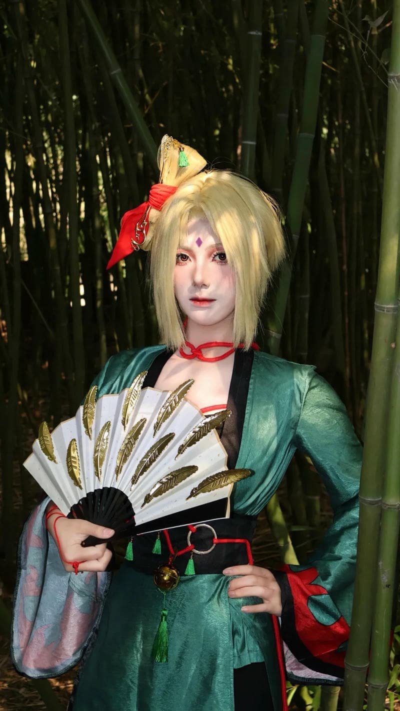 ảnh tsunade cosplay ngoài trời rực rỡ