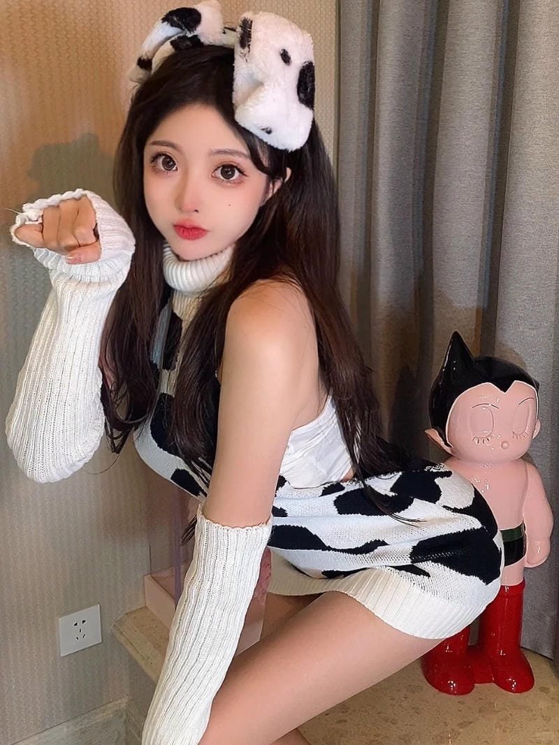 bò sữa cosplay với phụ kiện đầy đủ