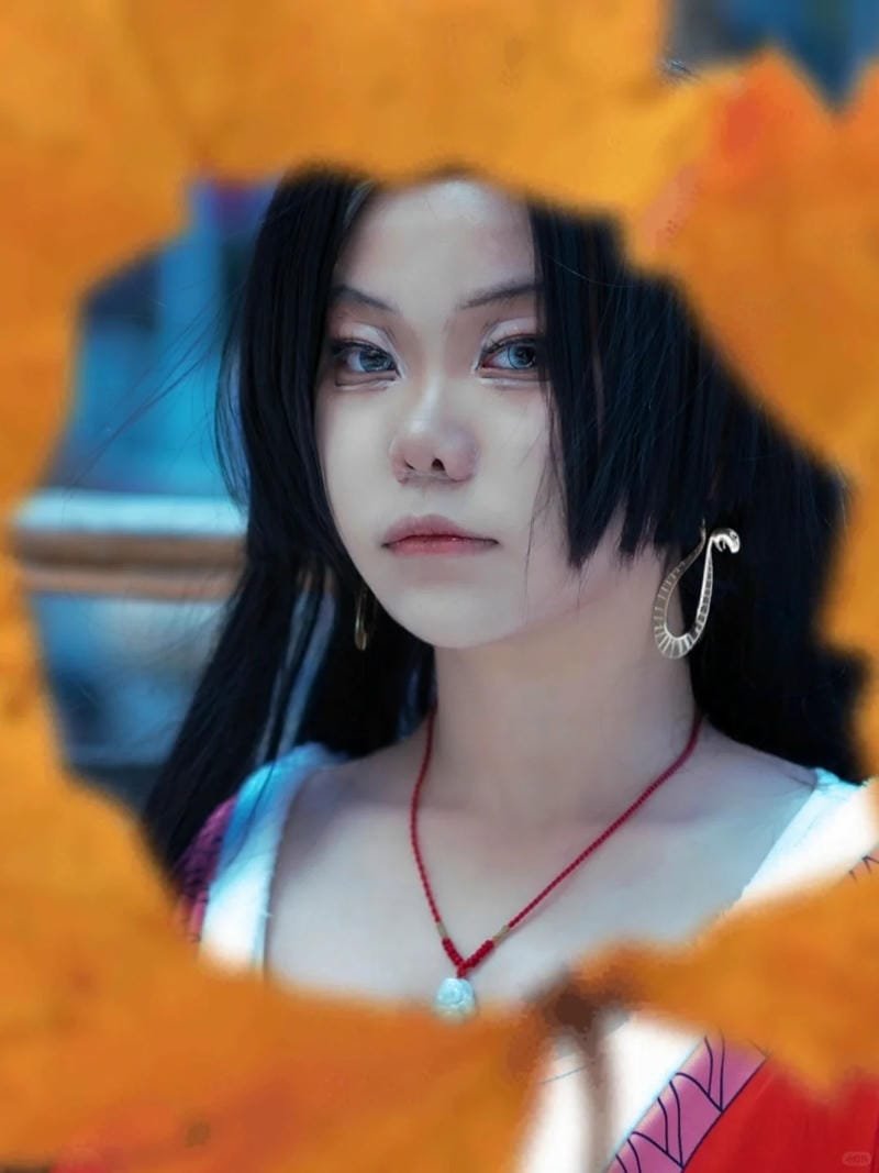 boa hancock cosplay duyên dáng trong studio