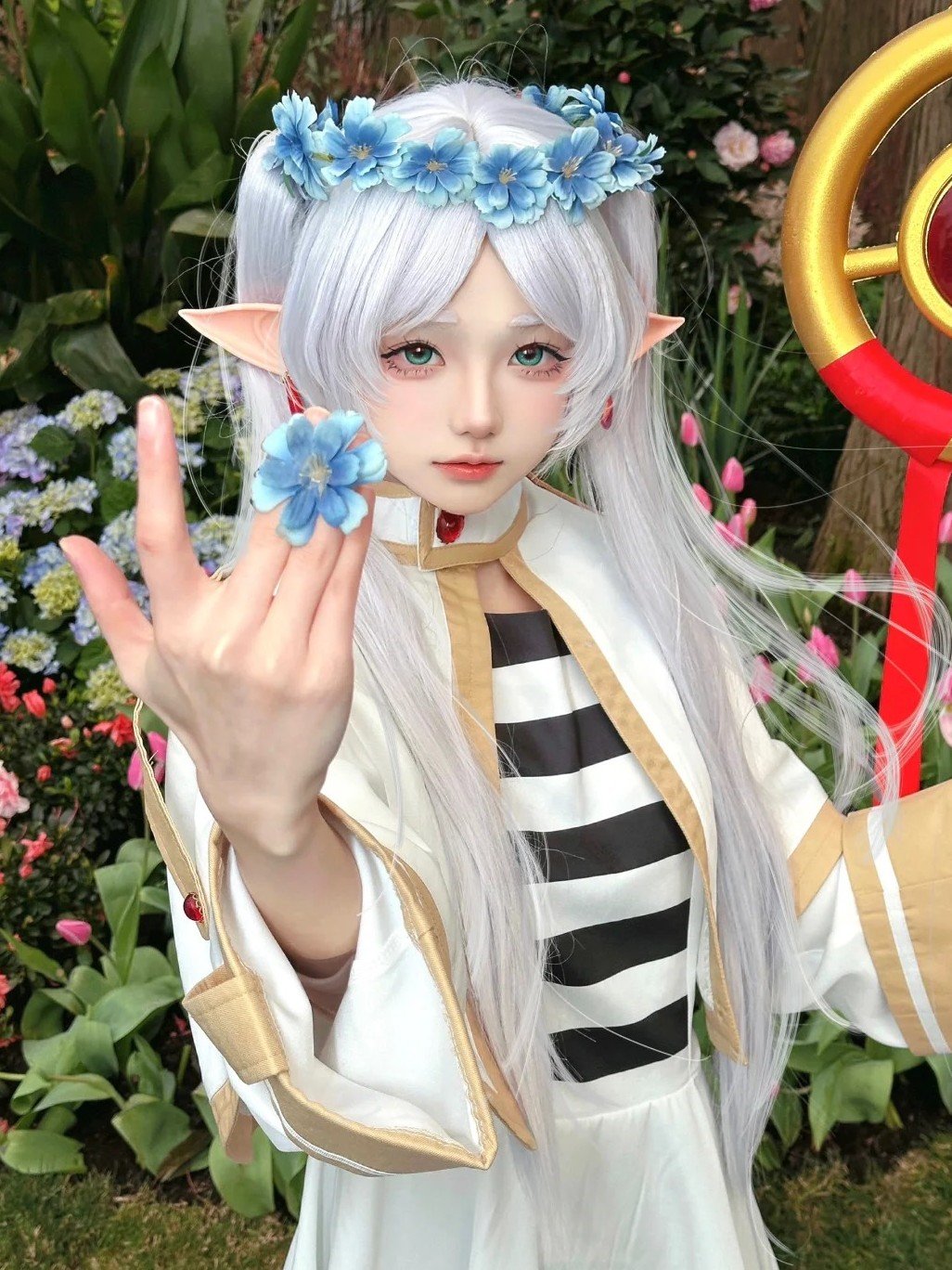 cosplay Frieren kết hợp ánh sáng nghệ thuật
