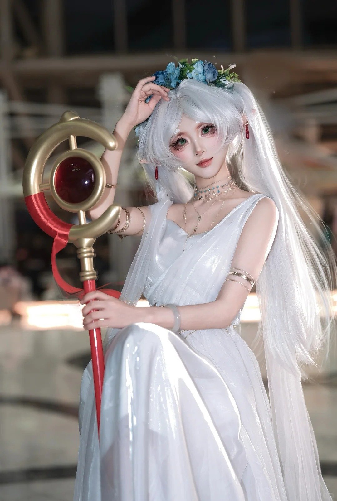 cosplay Frieren với ánh sáng tự nhiên