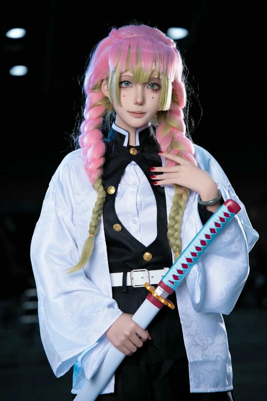 cosplay Mitsuri quyến rũ phong cách kimetsu no yaiba