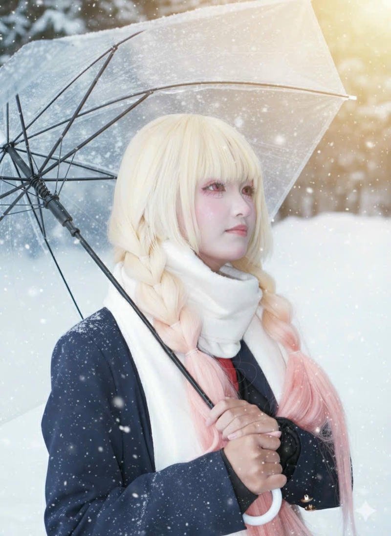 cosplay anime nữ đứng dưới mưa tuyết đẹp