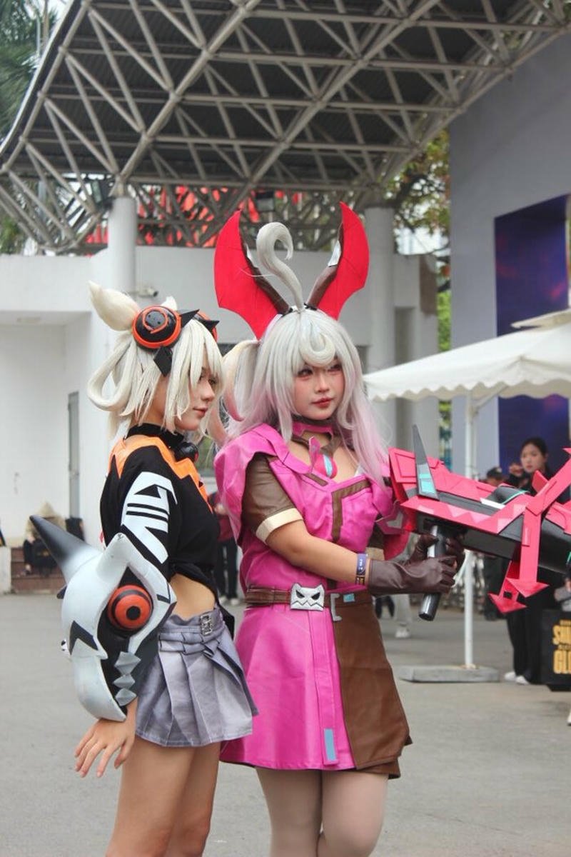 cosplay anime nữ trong khung cảnh cổ điển