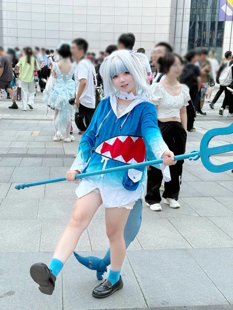 cosplay gawr gura ngoài trời phong cảnh biển