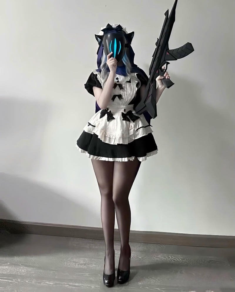cosplay hầu gái váy ren quyến rũ cầm súng