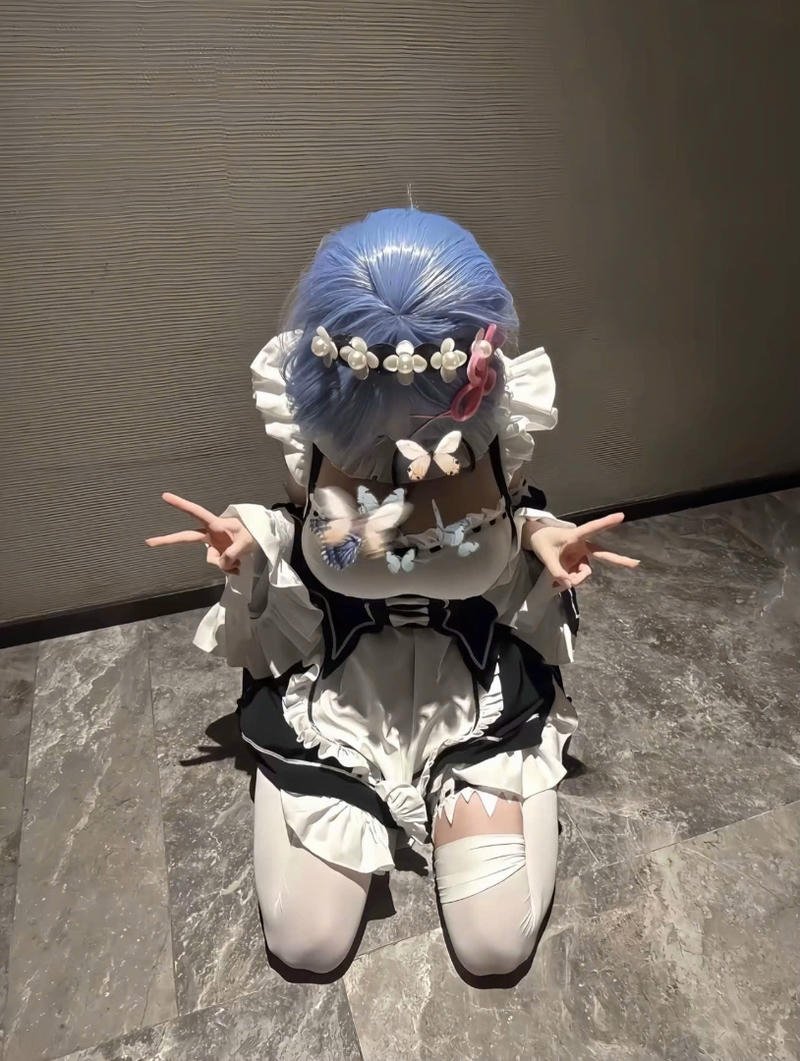 cosplay hầu gái váy trắng dễ thương