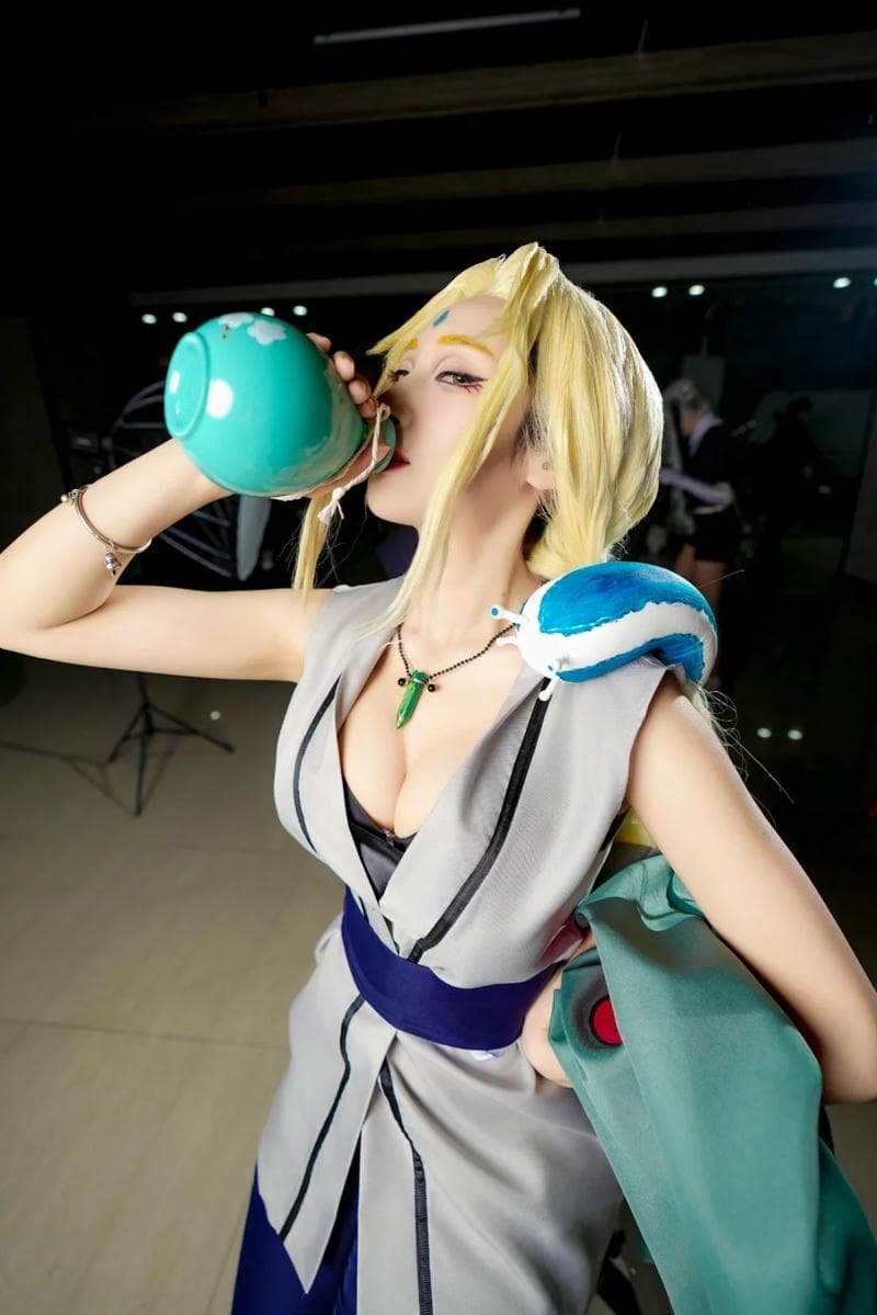 cosplay tsunade trong studio sang trọng