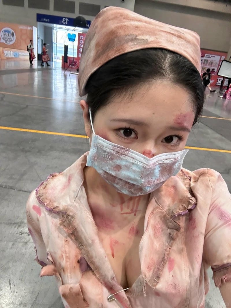 cosplay y tá phong cách thanh lịch